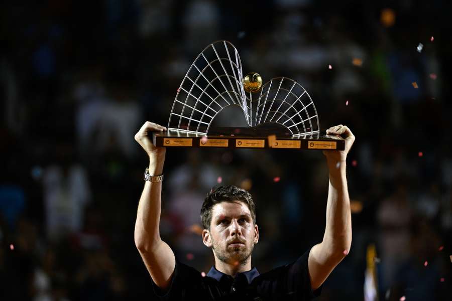 Cameron Norrie mit der Siegertrophäe von Rio