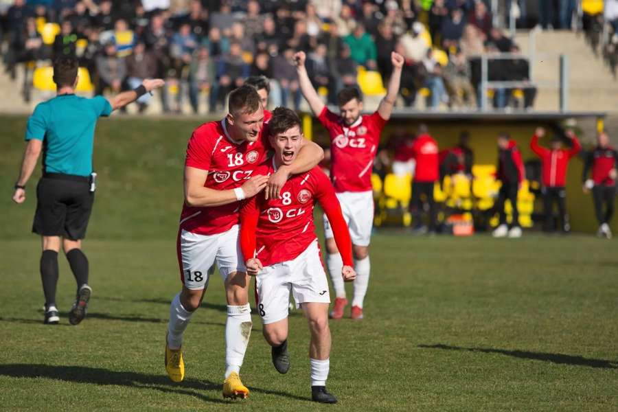 Skoro tisíc diváků, hororová zlomenina a kandidát na gól roku. Divizi ozdobilo lokální derby