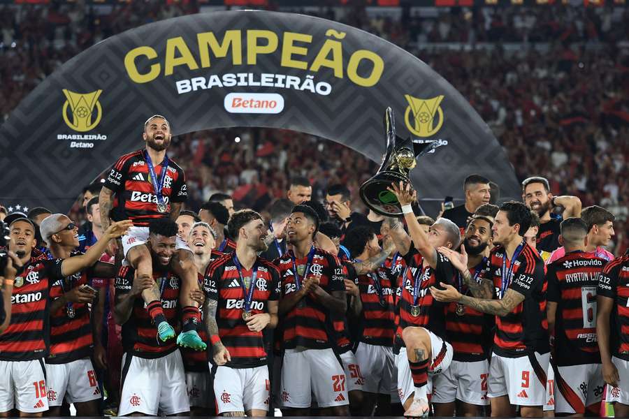 Flamengo ergue a nona conquista nacional de sua história Flamengo ergue a nona conquista nacional de sua história