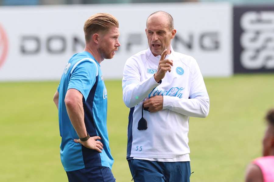 Kevin De Bruyne a colloquio con Massimiliano Allegri Kevin De Bruyne a colloquio con Massimiliano Allegri