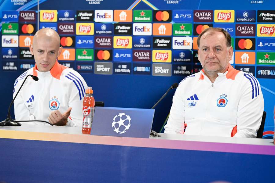 Vladimír Weiss starší a mladší na tiskové konferenci před duelem proti Manchesteru City.