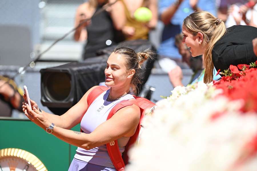 Sabalenka posa junto a una aficionada.