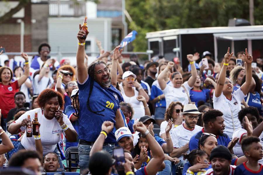 Adeptos de Cabo Verde no apoio à equipa Adeptos de Cabo Verde no apoio à equipa