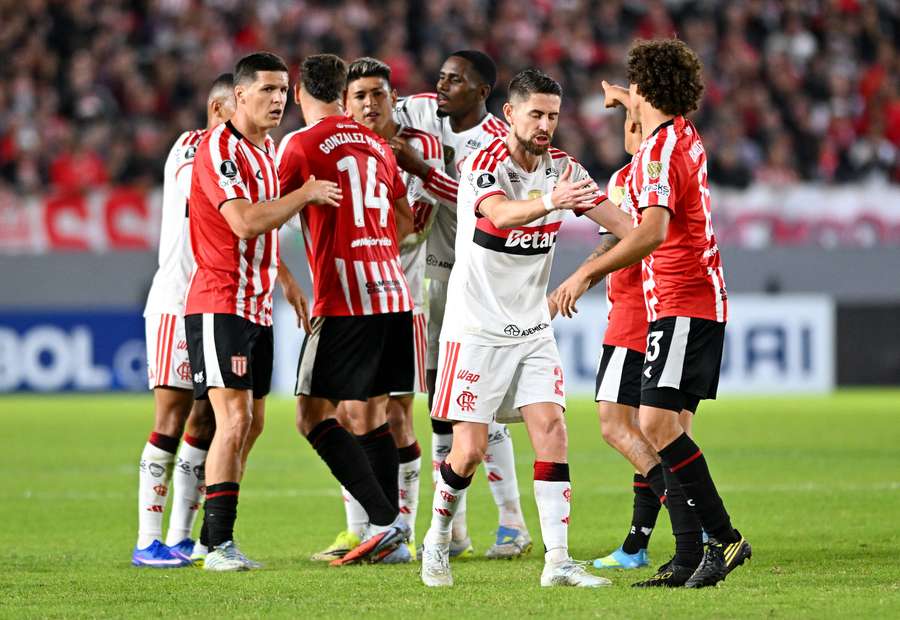Flamengo fez jogo tenso com Estudiantes em La Plata