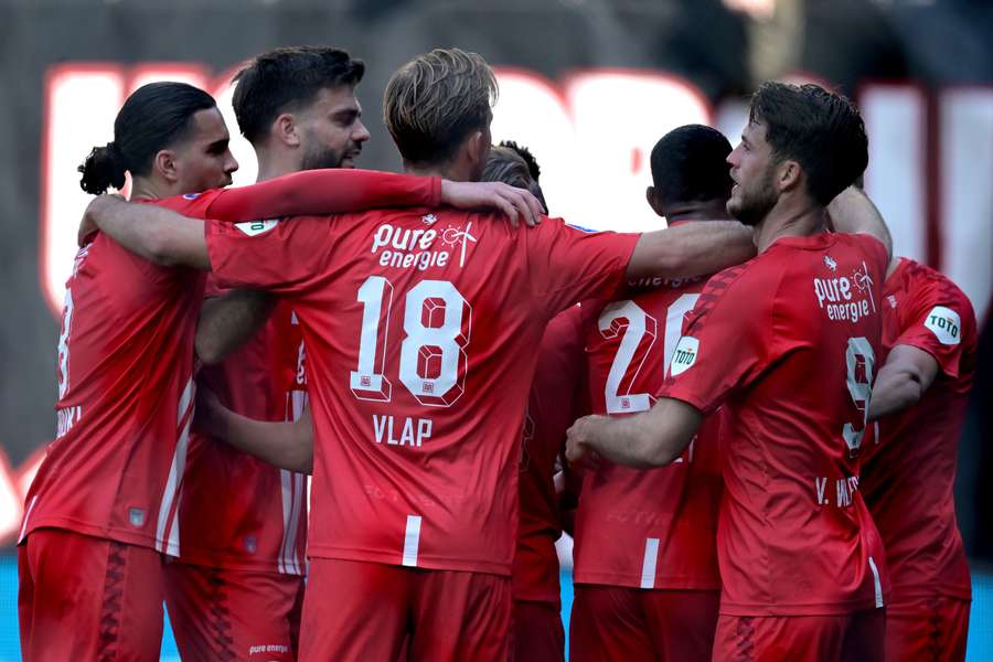 Sem Steijn viert de 3-0 met zijn teamgenoten