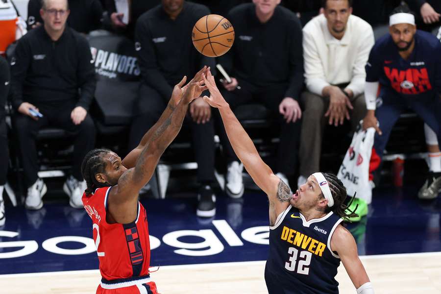 Kawhi Leonard tira da fuori contro Denver