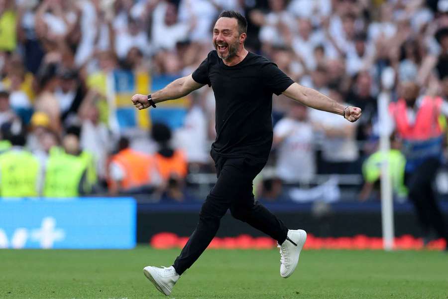 Tottenham boss De Zerbi celebrates
