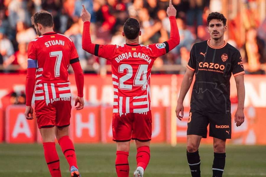 Borja García celebra perante André Almeida, do Valência