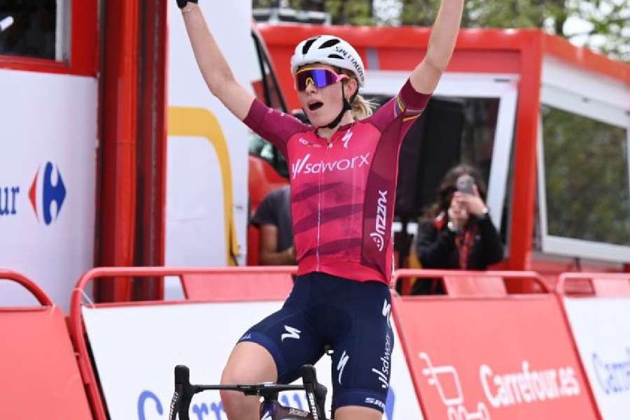 Demi Vollering, nueva líder de la Vuelta Femenina por cinco segundos