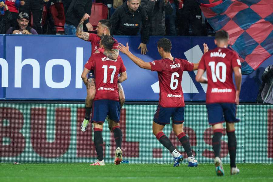 Die Spieler von CA Osasuna feiern Doppeltorschütze Ante Budimir (M., Nr. 17).