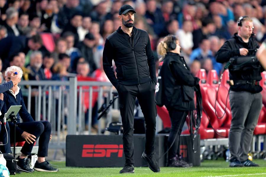 Ruud van Nistelrooij (de man met pet midden op de foto) langs de zijlijn tijdens PSV - Fortuna Sittard