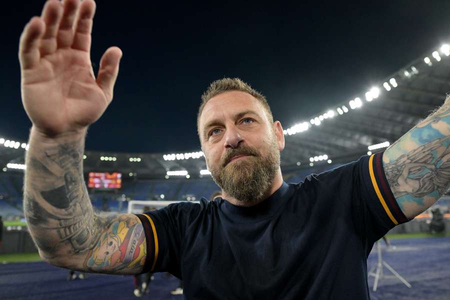 Milan verwacht ander Roma in Europa League-kraker: 'De Rossi doet het geweldig'