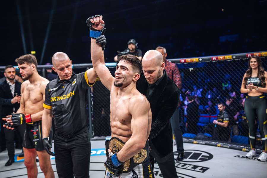 Mago Machaev je novým kráľom perovej divízie OKTAGONu.