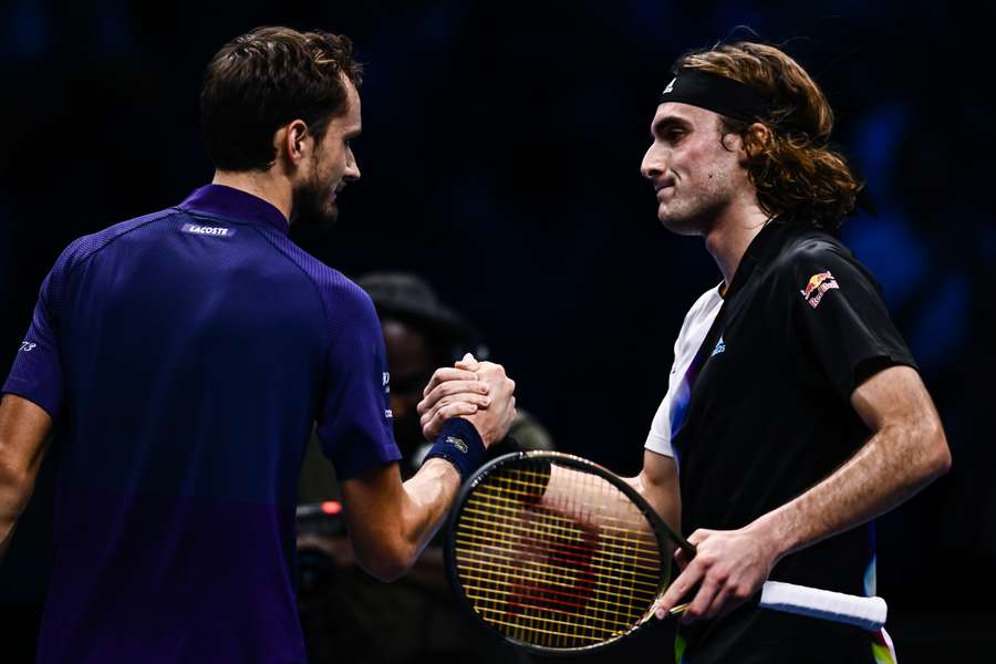 Tsitsipas sigue vivo en las ATP Finals con su triunfo ante Medvedev.