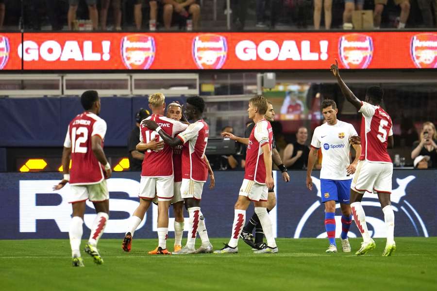 Arsenal-spelers vieren een goal van Trossard