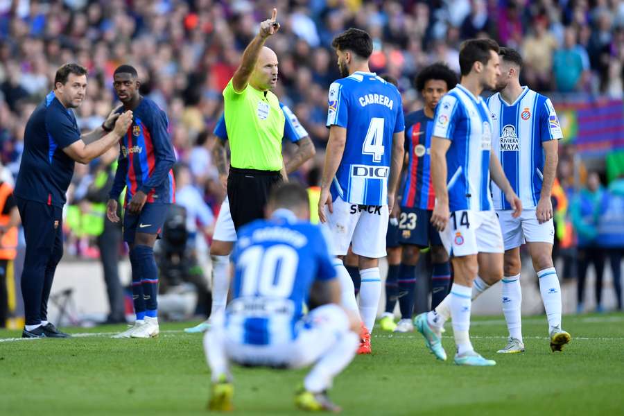 Mateu Lahoz, intentando calmar a los jugadores del Espanyol