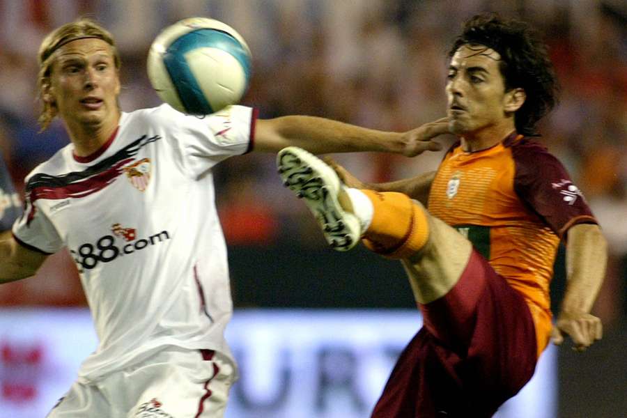 Javi Guerrero, con el Recre ante Poulsen del Sevilla.