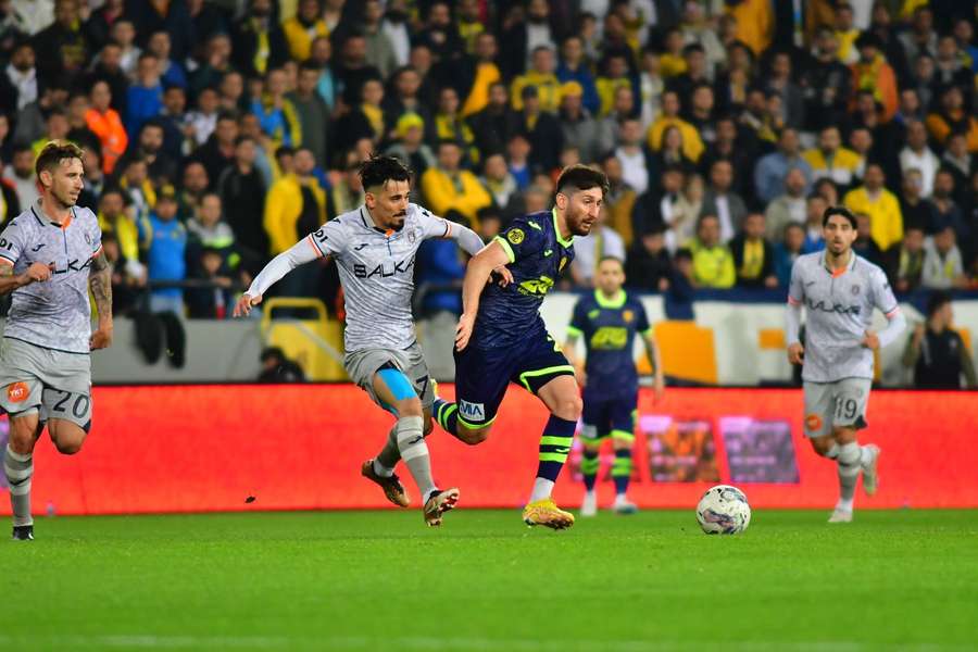 O Basaksehir apurou-se para a final, onde vai medir forças com o Fenerbahçe, de Jorge Jesus