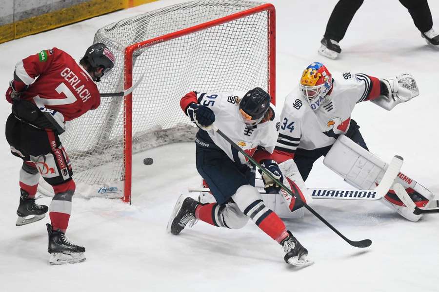 Gerlach strieľa jeden zo svojich 34 gólov. 