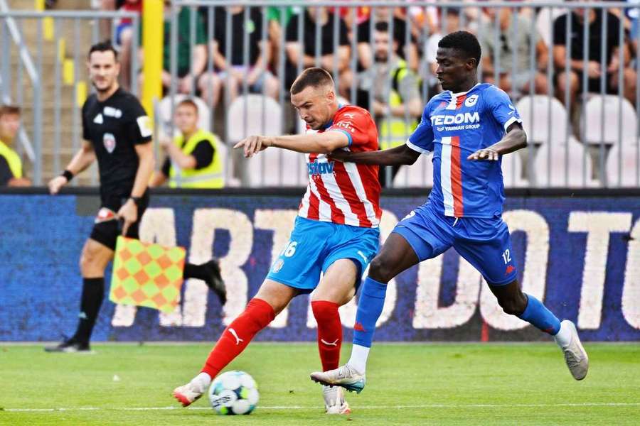Levý obránce Artisu Brno levý Hamidou Kante je v hledáčku mistrovské Slavie.
