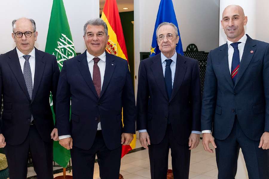 Los dirigentes, en la sede de la embajada española en Arabia Saudí