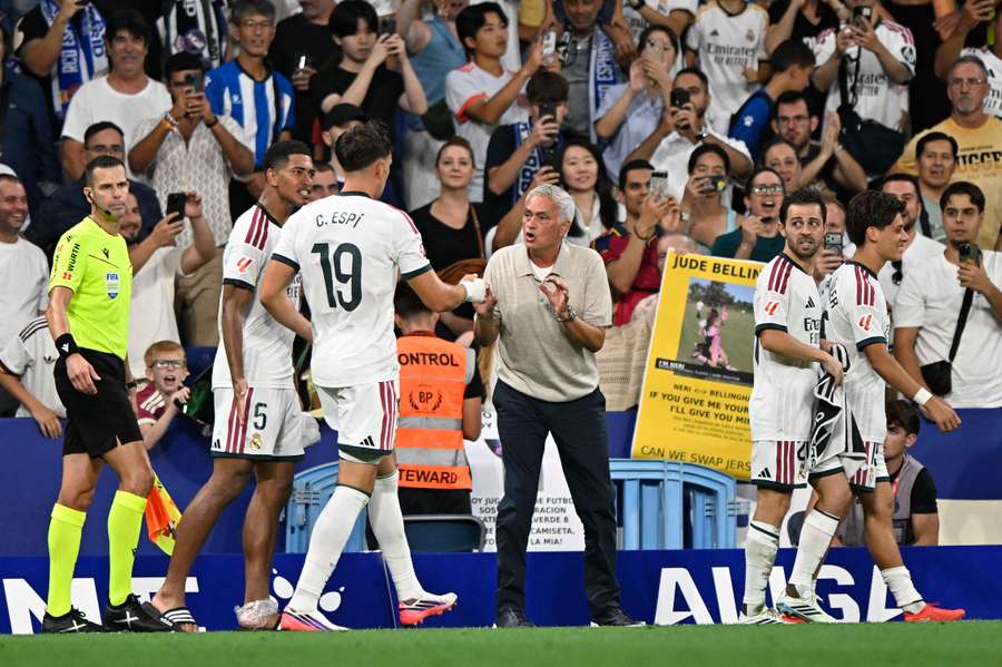 Carlos Espi (uprostřed) slaví druhý gól Realu Madrid s Josém Mourinhem. Carlos Espi (uprostřed) slaví druhý gól Realu Madrid s Josém Mourinhem.