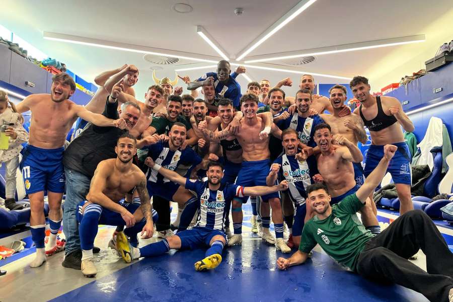Los jugadores de la Ponferradina celebran su victoria ante el filial de Osasuna