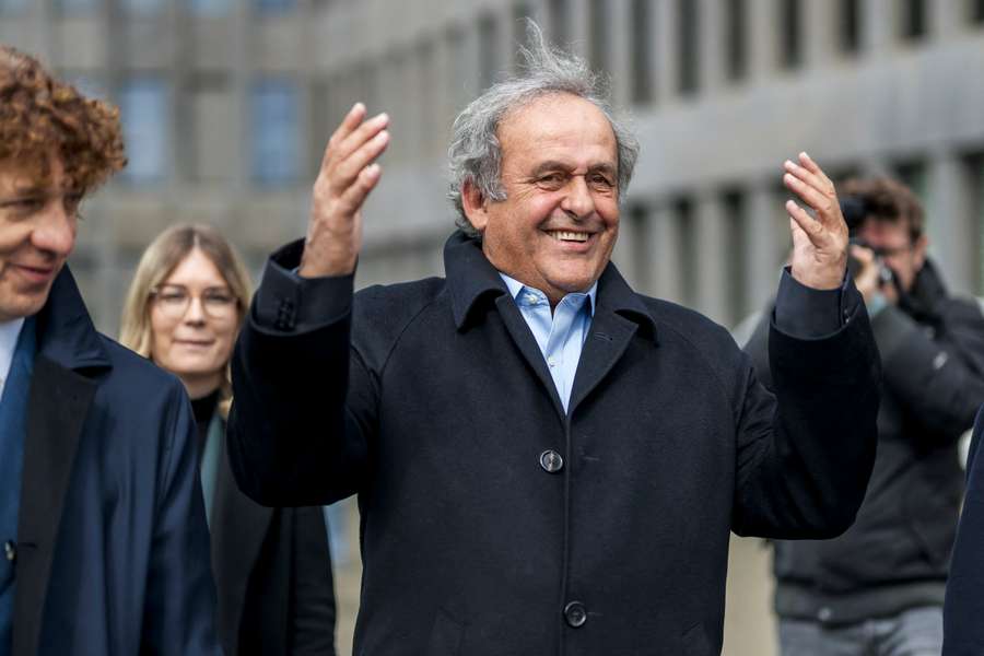 Michel Platini vitorioso após a sua absolvição