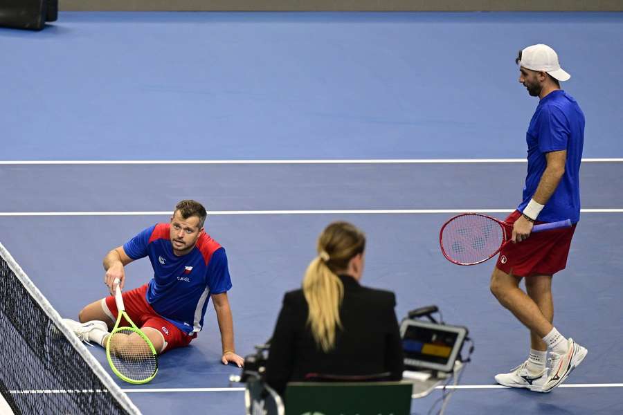 Adam Pavlásek a Patrik Rikl ve smolné čtyřhře s USA.
