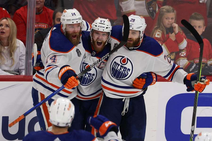 Connor McDavid (midden) was de grote man bij de Edmonton Oilers