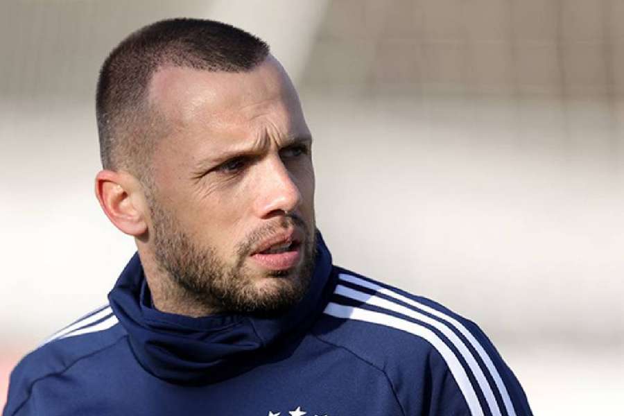 Heitinga assumiu o time principal no fim de semana passado como técnico interino após a demissão de Alfred Schreuder