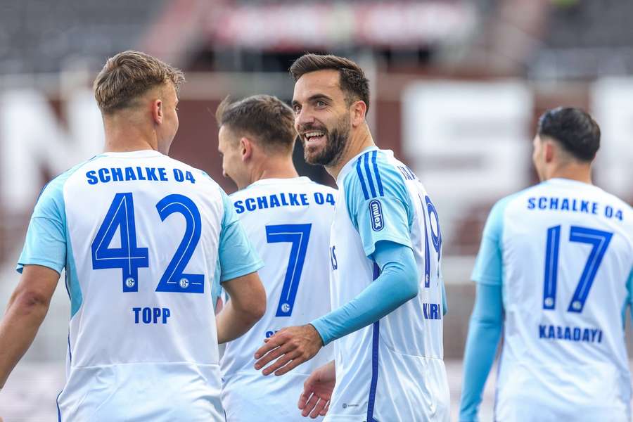 Drei der vier Schalker Tore auf einem Bild: Keke Topp (l.) bejubelt das 0:2 durch Kenan Karaman (2.v.r.).