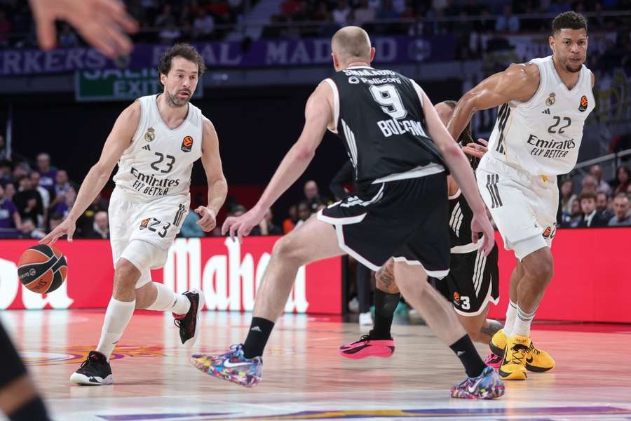 Llull lleva el balón ante Smailagic, con Edy Tavares en segundo plano