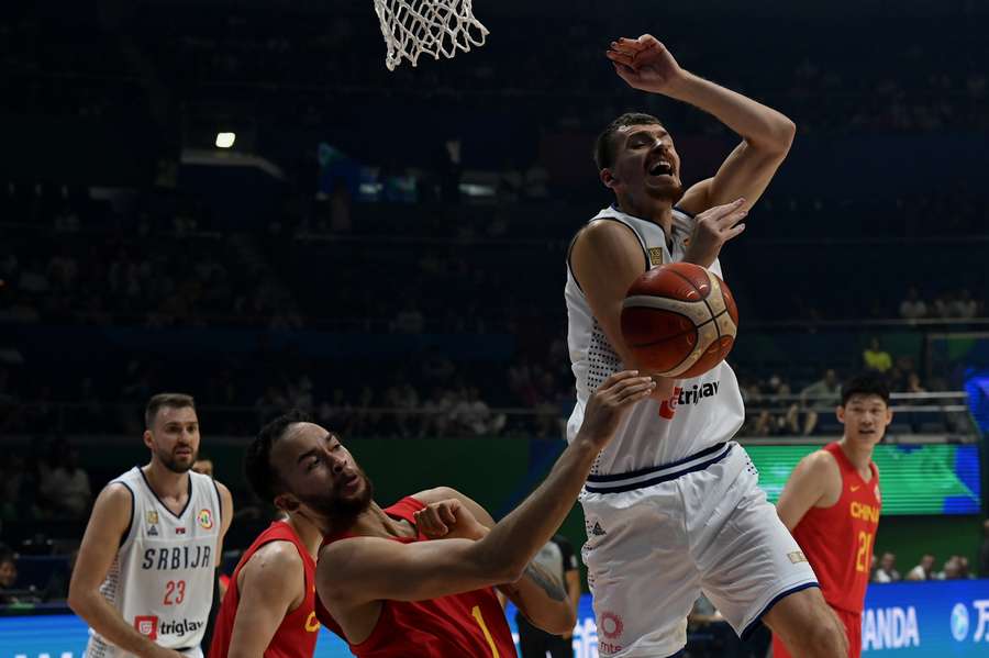 Borisa Simanic, da Sérvia, durante um jogo contra a China.