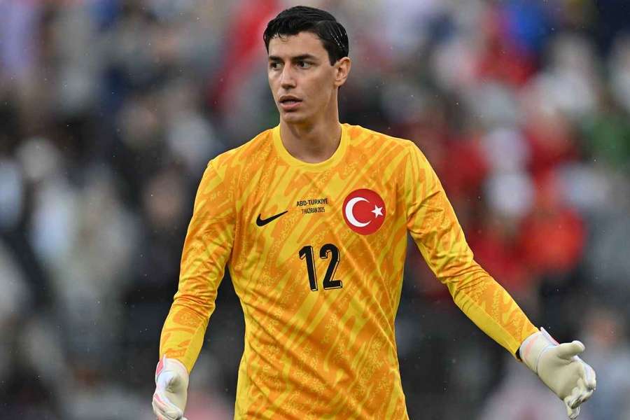 Goleiro da Turquia abandona concentração após ficar fora de jogo das Eliminatórias