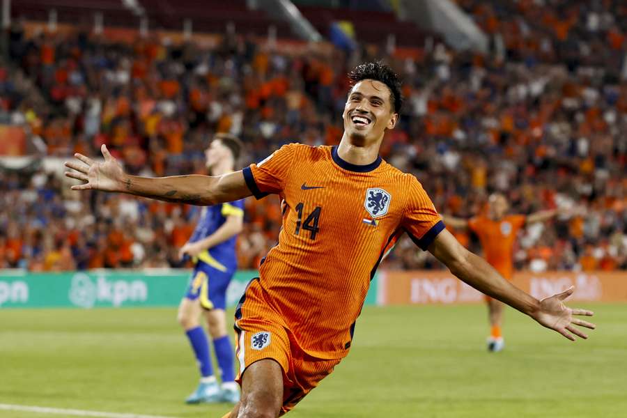 Reijnders fez gol e deu assistência em Holanda x Bósnia