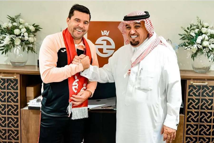 Cosmin Contra în momentul semnării contractului