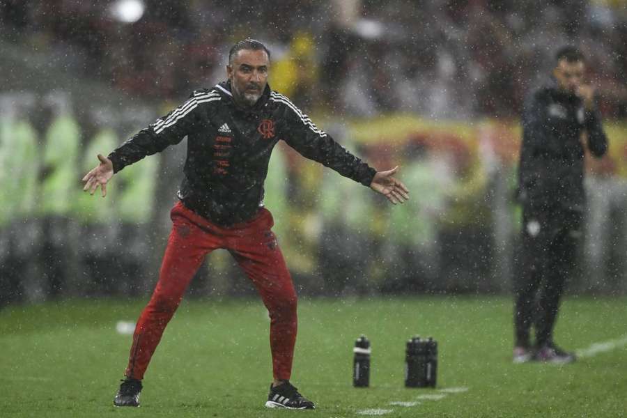 Vítor Pereira perdeu os três títulos que disputou desde sua chegada ao rubro-negro