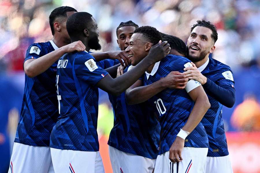 Kylian Mbappé wird von seinen Mitspielern gefeiert Kylian Mbappé wird von seinen Mitspielern gefeiert