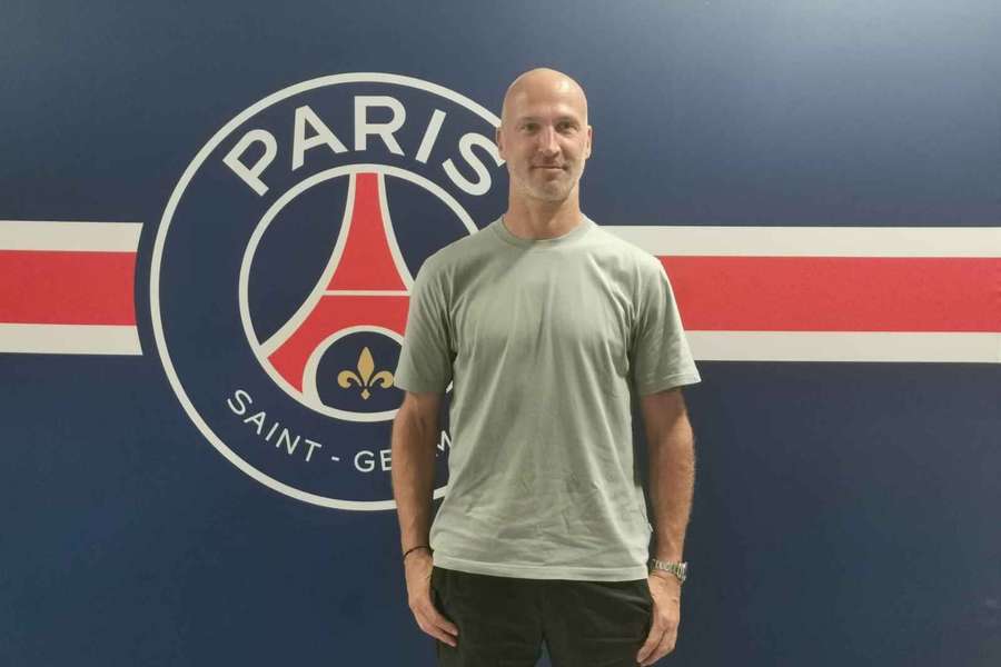 Thierry Omeyer devant le logo du PSG. Thierry Omeyer devant le logo du PSG.