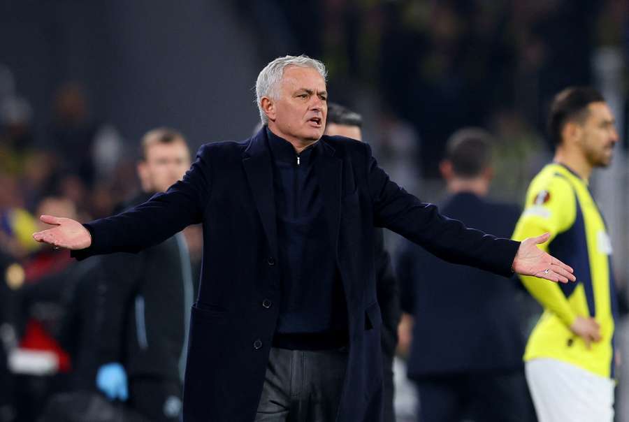 José Mourinho, descontento con la actuación del Fenerbahçe ante el Rangers.