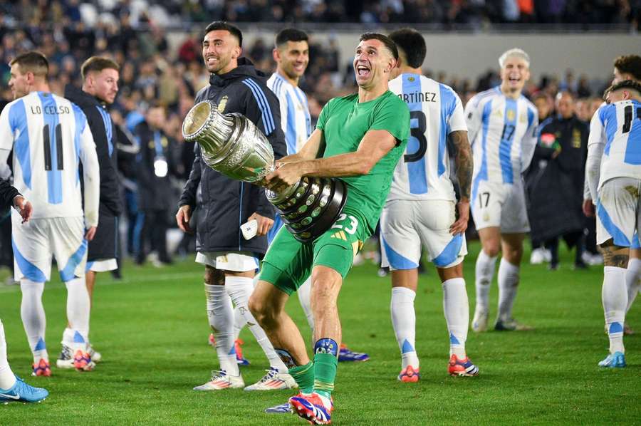 Emiliano Martinez viert de overwinning tegen Chili op 6 september