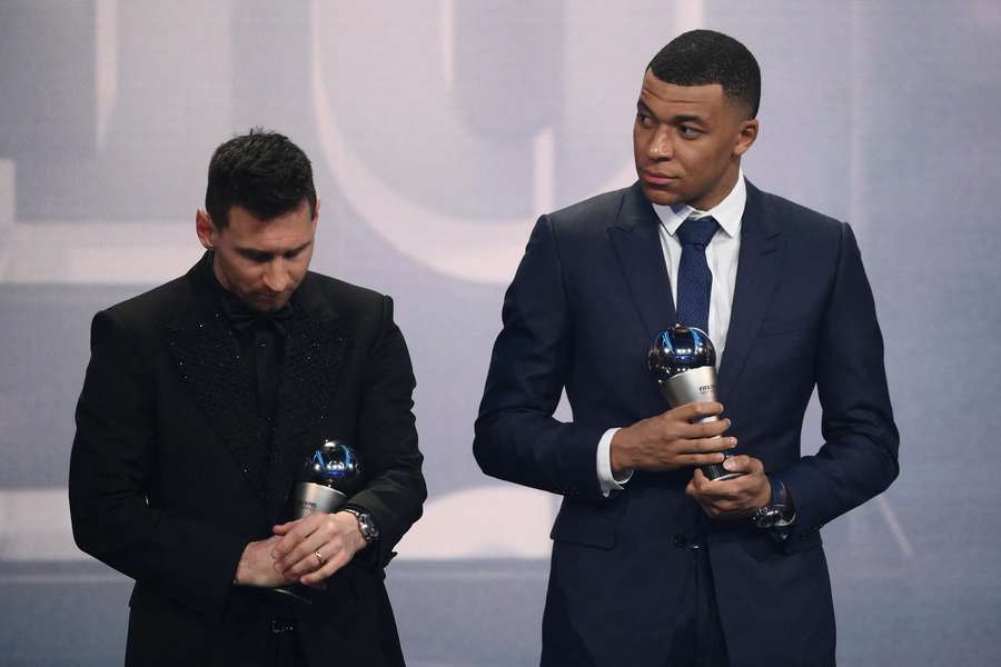 Messi (esq.) ainda não se manifestou, mas Mbappé já reclamou 