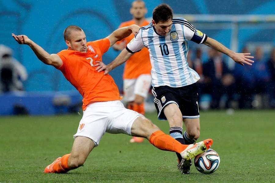 Ron Vlaar acht jaar geleden in actie tegen Argentinië met Lionel Messi