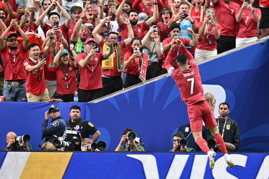 Zaplnené tribúny v Texase si užili typickú oslavu Ronalda. Zaplnené tribúny v Texase si užili typickú oslavu Ronalda.