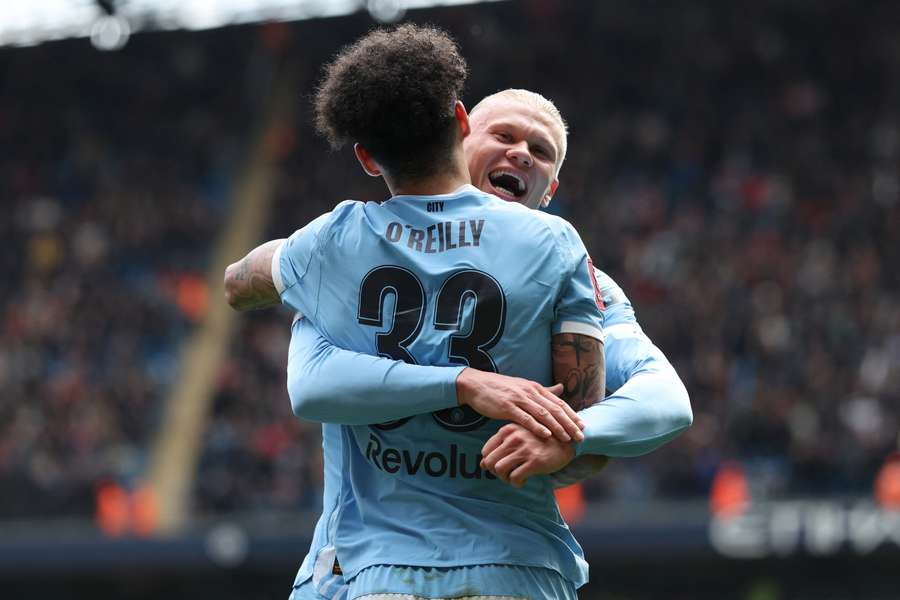 El delantero noruego del Manchester City, Erling Haaland, celebra junto al centrocampista inglés Nico O'Reilly