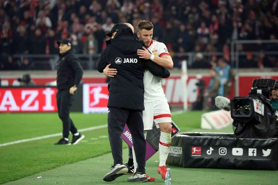 VfB-Trainer Sebastian Hoeneß umarmt Ermedin Demirovic