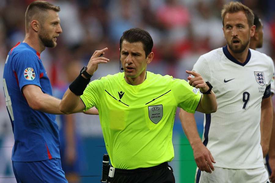 Umut Meler durante o jogo entre Eslováquia e Inglaterra, no Europeu