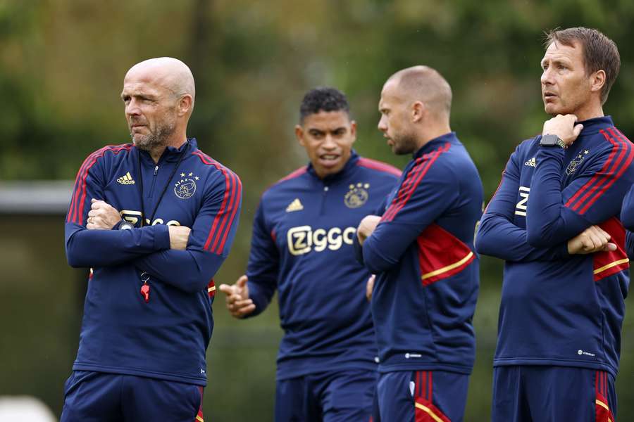 Alfred Schreuder, Michael Reiziger, John Heitinga en Michel Kreek tijdens de eerste training van Ajax in 2022