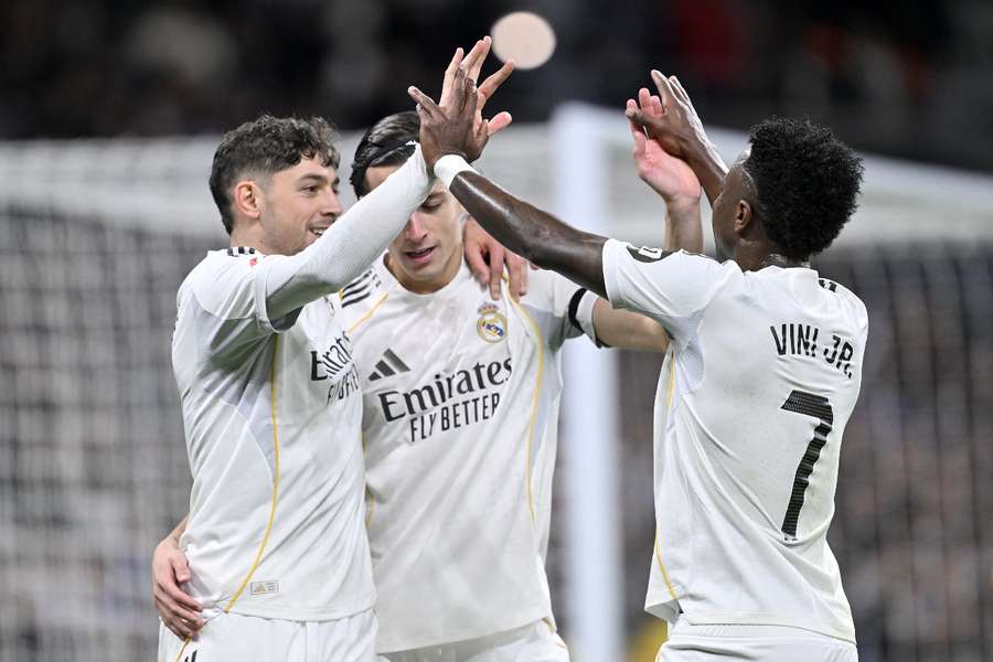 Valverde celebra con Carreras y Vinícius su gol